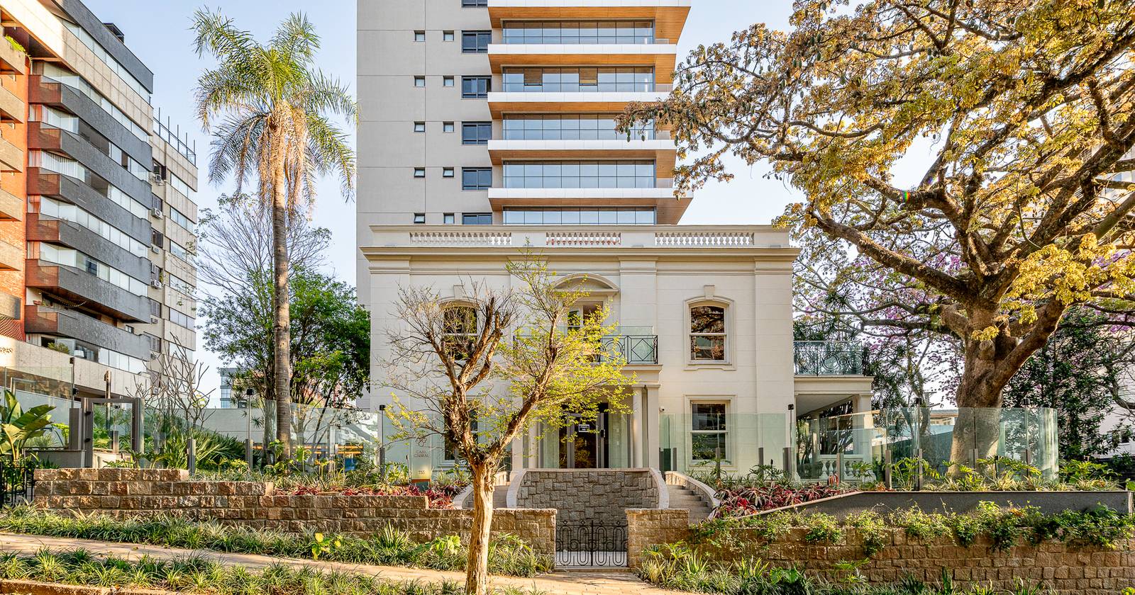 Torre de apartamentos de 3 suítes com varandas em madeira e a casa histórica restaurada, no bairro Rio Branco, em Porto Alegre
