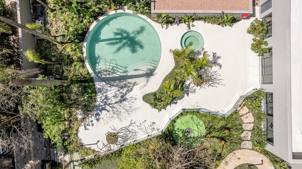 Vista aérea da piscina circular, do spa e do espaço kids do empreendimento, no bairro Rio Branco