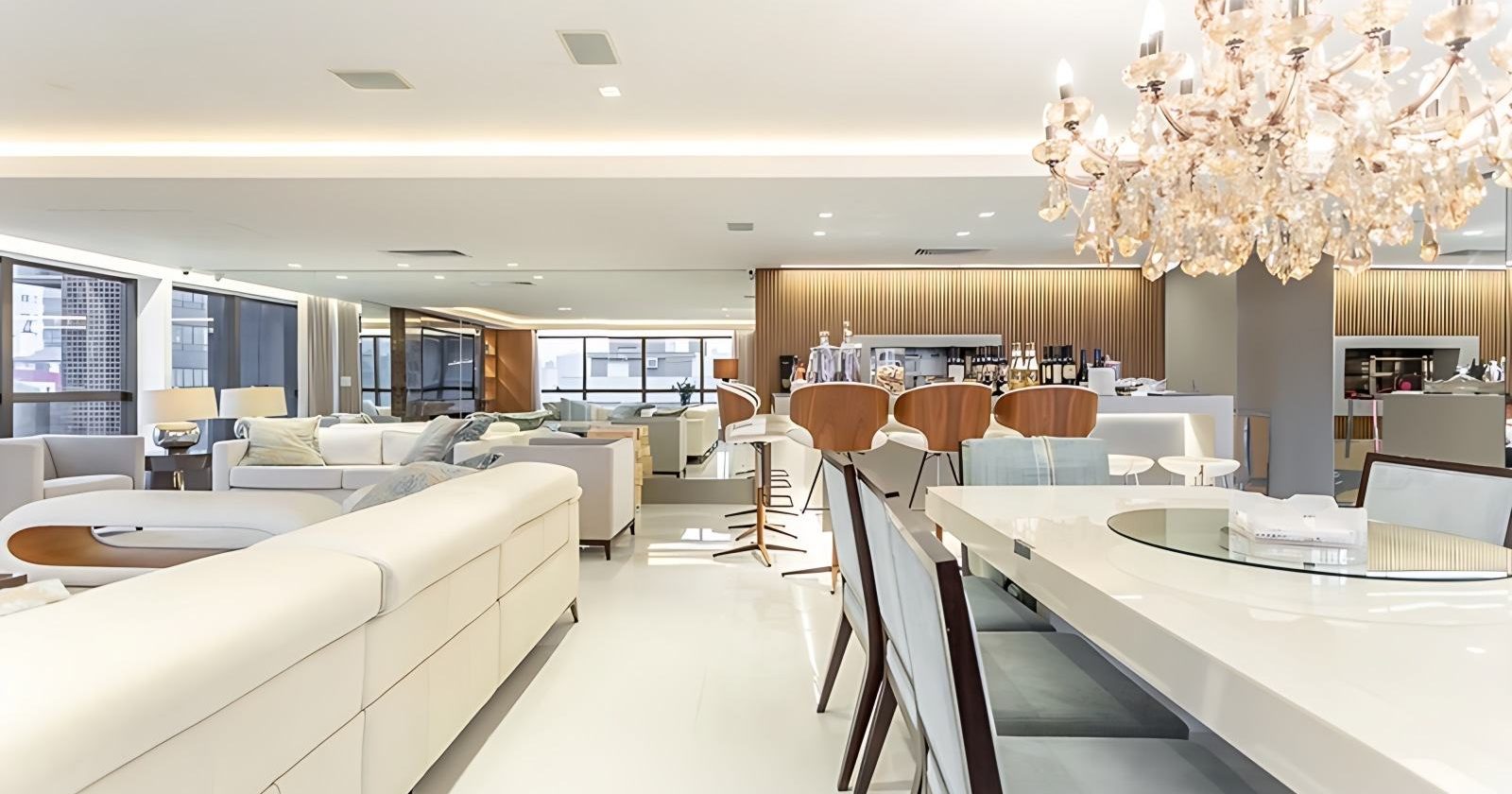 Sala de jantar com lustre em cristal e living integrado, em apartamento de 261 m² no bairro Petrópolis, em Porto Alegre