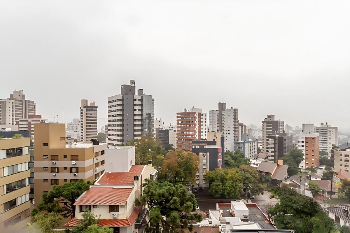 Vista aérea do bairro Petrópolis e das torres vizinhas, a partir do apartamento, em Porto Alegre