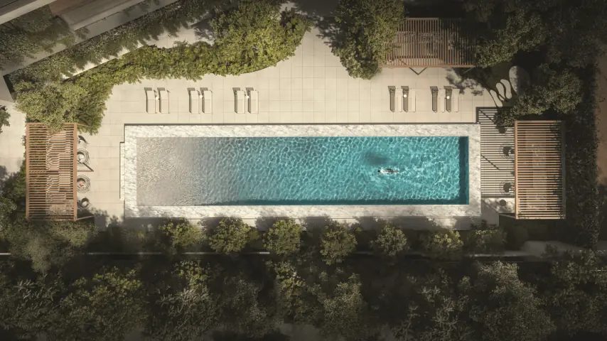 Piscina externa vista de cima, cercada de paisagismo, no Alameda Jardins, no bairro Boa Vista, em Porto Alegre