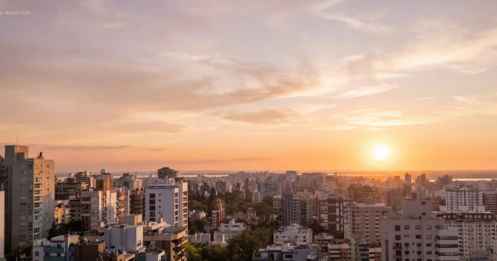 Pôr do sol sobre Porto Alegre, visto do alto