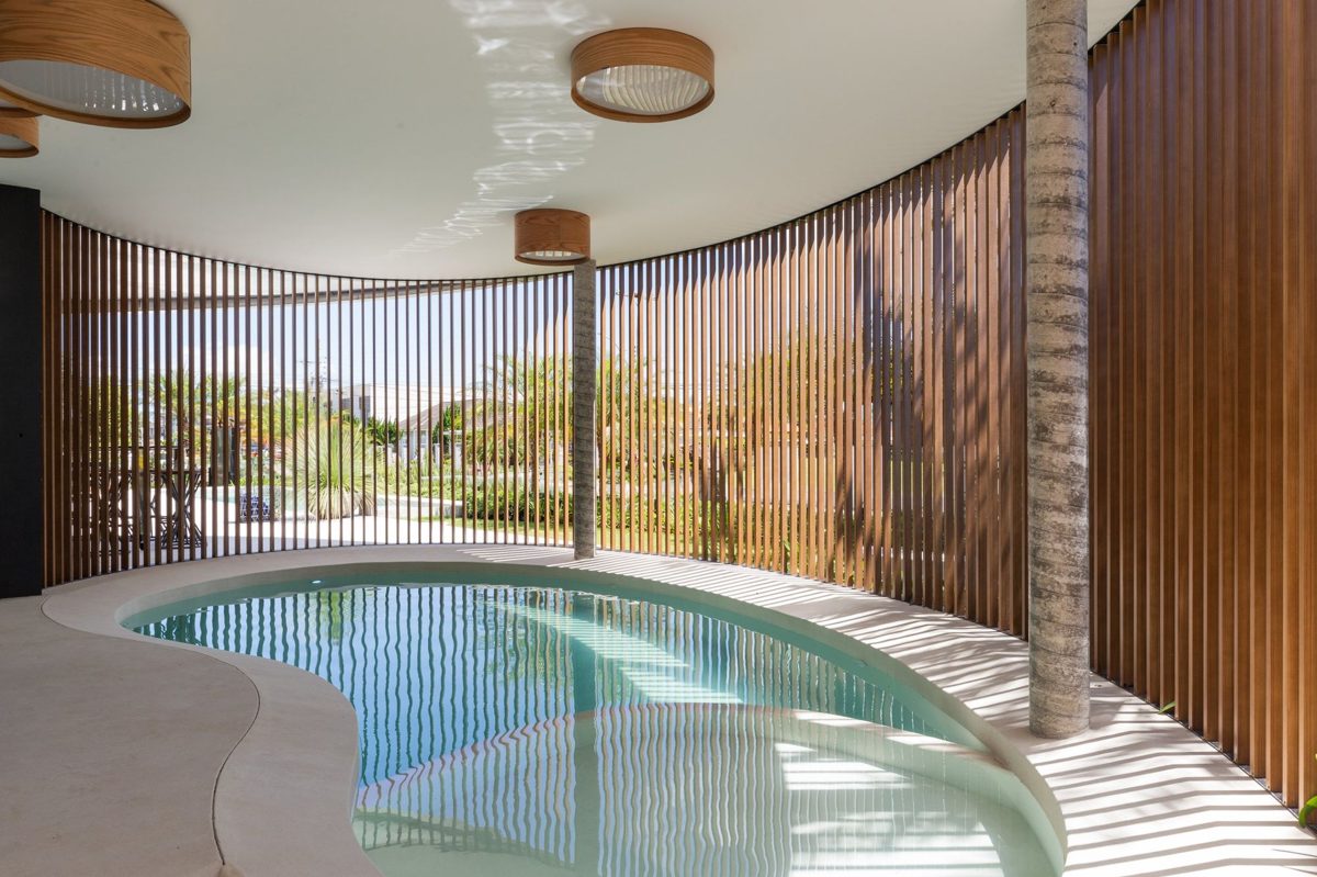 Piscina aquecida com hidromassagem na área interna, em mansão em Atlântida, Xangri-lá