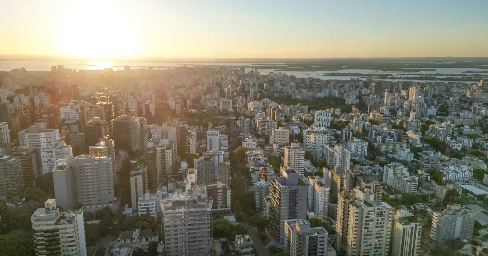 Vista aérea do bairro Mont'Serrat, em Porto Alegre, ao entardecer