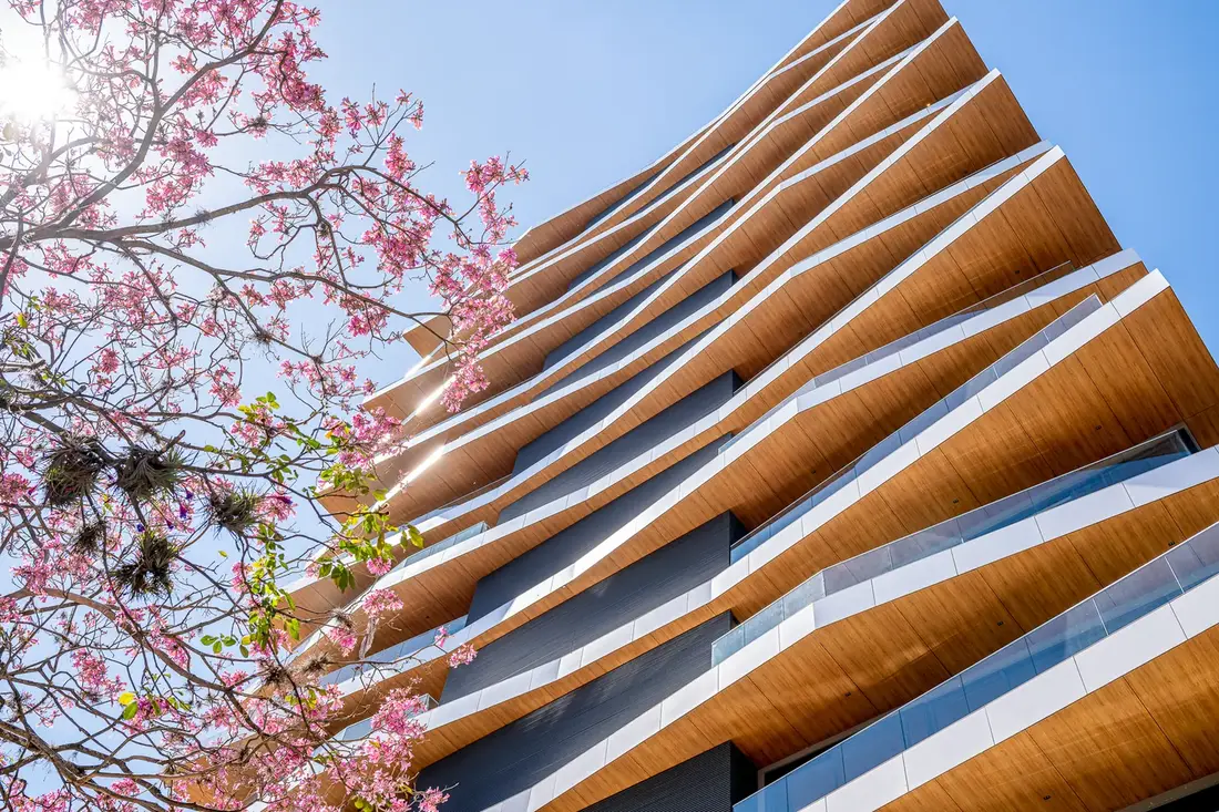 Fachada de apartamentos de alto padrão no bairro Rio Branco, em Porto Alegre