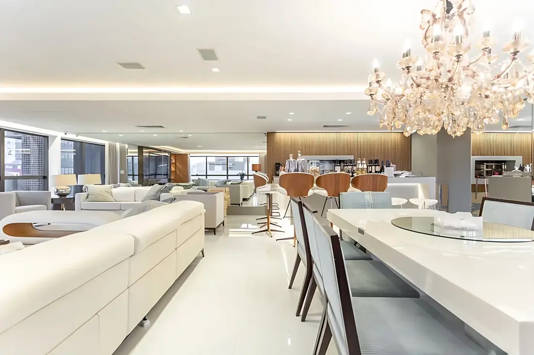 Sala de jantar com lustre de cristal em apartamento de alto padrão no bairro Petrópolis, em Porto Alegre
